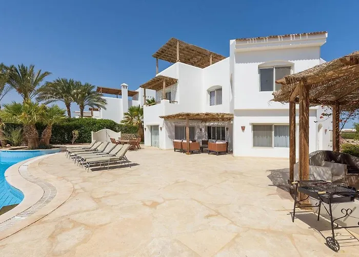 Beautiful 4-Bedroom White Villa In Phase V El Gouna, Heated Pool & Lagoon