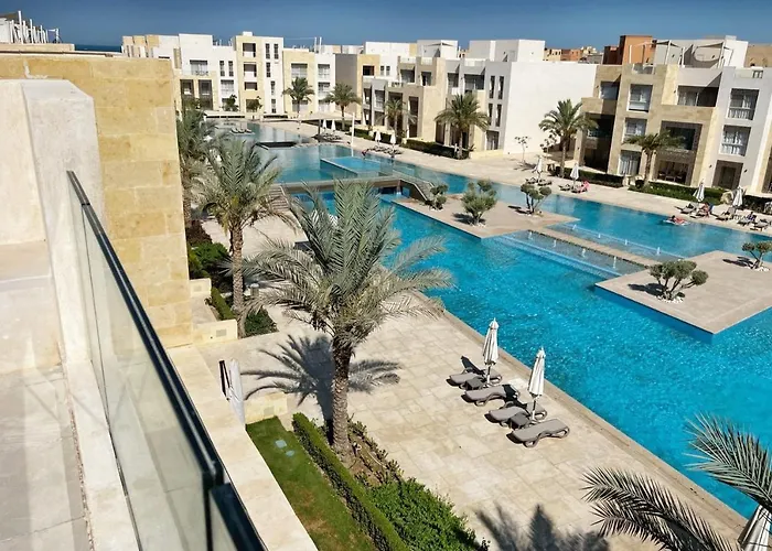 Spectacular & Soaring 2 Bdr W Private Rooftop Jacuzzi & Beach Access