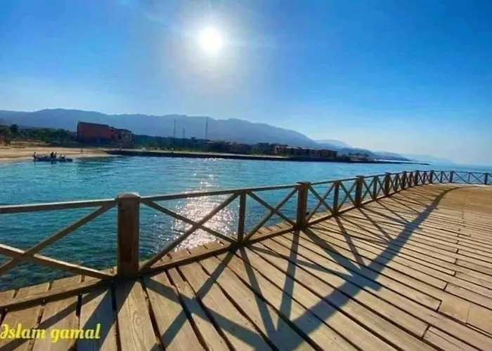 شاليه 3 غرف قريه بلومار الدوم عائلات للإقامة يطلب موافقه امنيه قبل 48 ساعه من الاقامه - توجد مصاريف لبوابة القرية - استهلاك الكهرباء على العميل