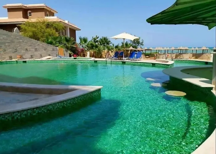 Apartment - Sleeps 4 - Pool - Pet Friendly