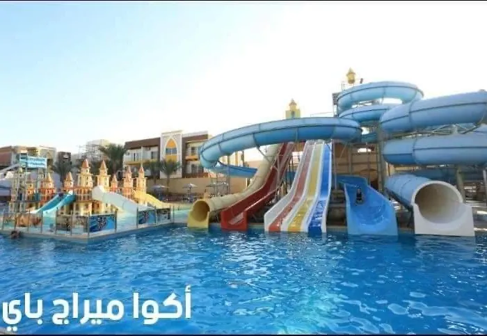 شالية لأربع أفراد اكوا بارك لو ميراج الغردقة و بسين و مطاعم و شاطئ رملي