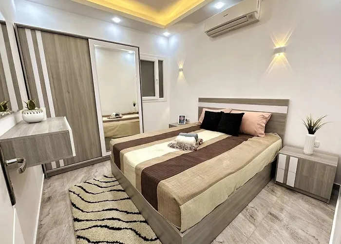 2 Bed Flat - Sleeps 6 - Pool - Parking - Wifi