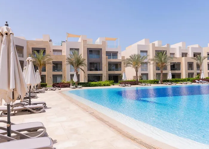 Modern Apartment With Large Pool & Beach Access