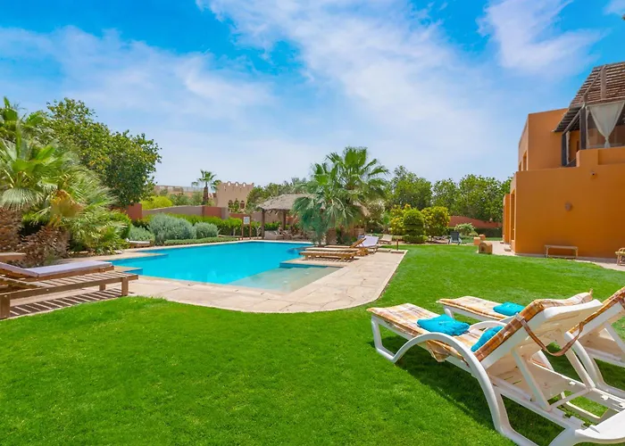 Charming Apartment With Pool In Prime Location