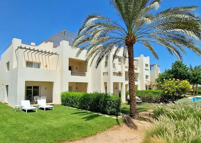 Cheerful Space With A Huge Garden And Pool
