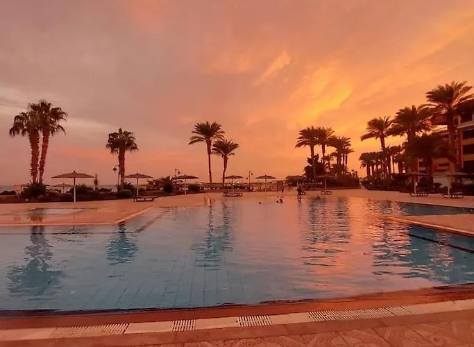 Esplanada Flat With Free Beach, No Single Men