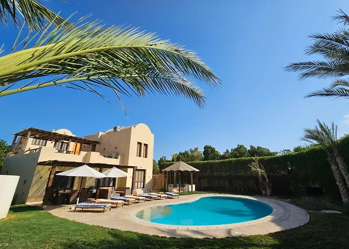Private Villa Heated Pool & Enclosed Garden