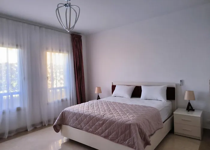 Elite 3Bdr Apartment With Garden Beside Corral Reef