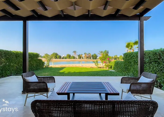Ollystays-Lagoon & Golf Views, Shared Pool, Chic 4Br Townhouse
