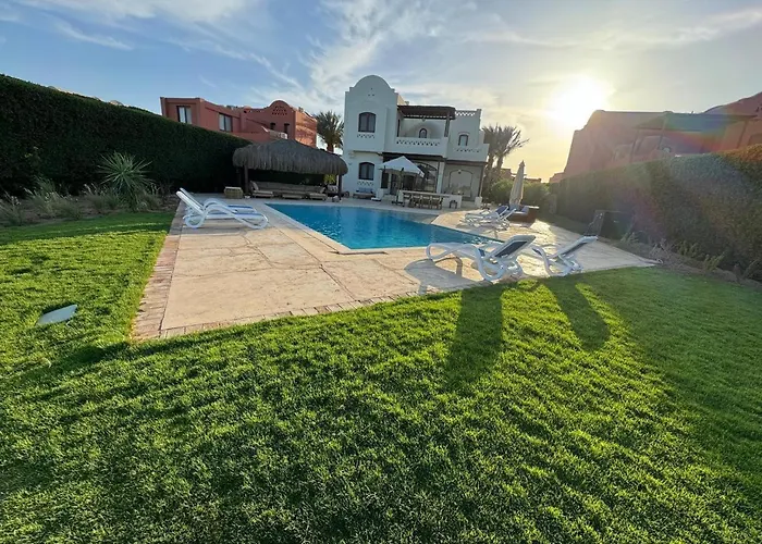 Luxury Villa West Golf