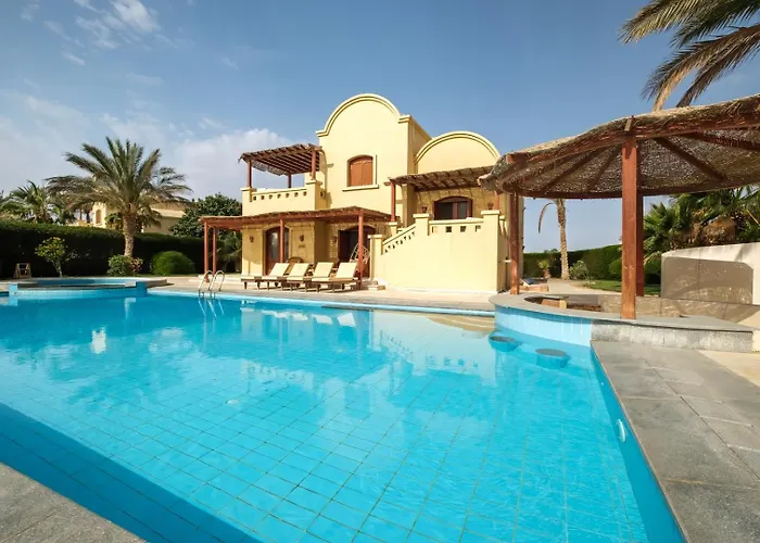 Serene 4Br Villa • Authentic West Golf