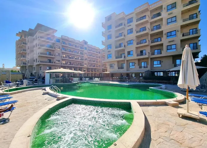 Beachfront Stay - Pool - Balcony - Central