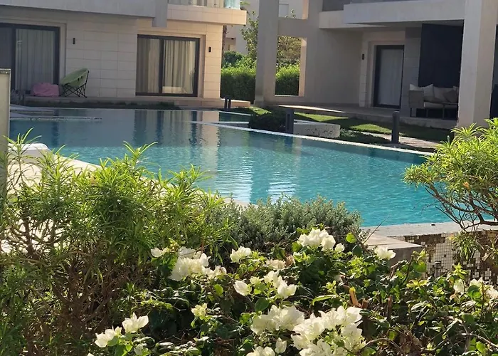 G-Cribs Studio Pool View
