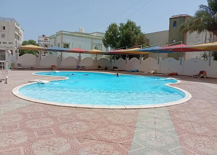 Makramia Compound