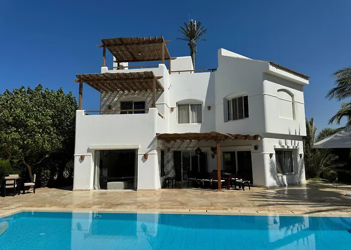 Villa With 5 Bedrooms & 4 Bathrooms - Private Heated Pool