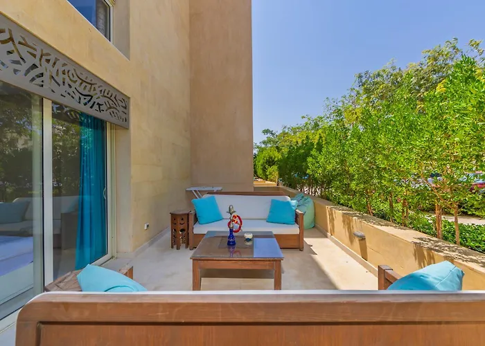 Modern Apartment With Great Pool & Beach Access