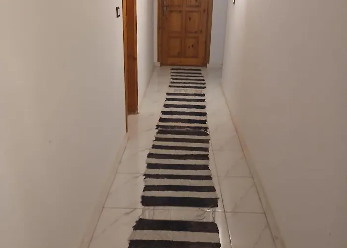 3-Bed Sleeps 6 With Sea View & Free Parking