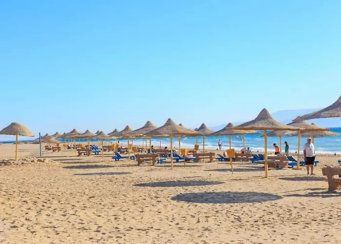 شاليهات قرية بلو لاجون السياحية
