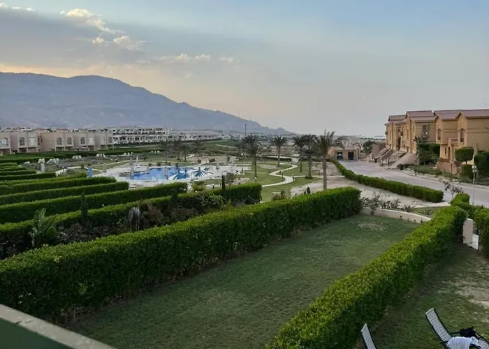 ڤيلا بجاردن في كومبوند لاڤيستا توباز العين السخنه
