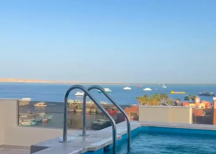 شقة فندقية امام المارينا 3 غرف 5 سراير