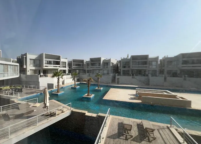 Bright 2Bdr With Stunning Pool Views - Sholan 1