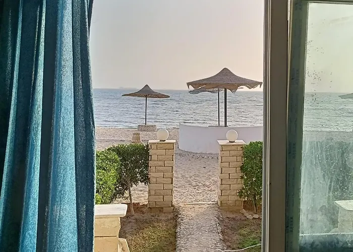 شاليه سياحي مكيف صف أول علي البحر مباشره ومكيف وبحديقه خاصه