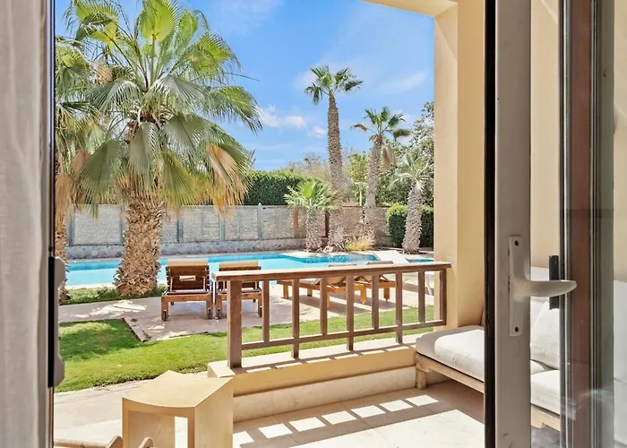 Stunning Poolhouse Duplex - 3 Beds - South Marina