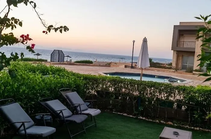 شاليه غرفتين ارضى بجنينه صف اول بحر و بسين بقرية كورنادو مارينا السخنه للعائلات فقط او جروب بنات