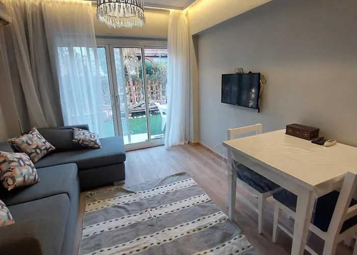 One Bed Room Apartment With Wide Garden At City Center