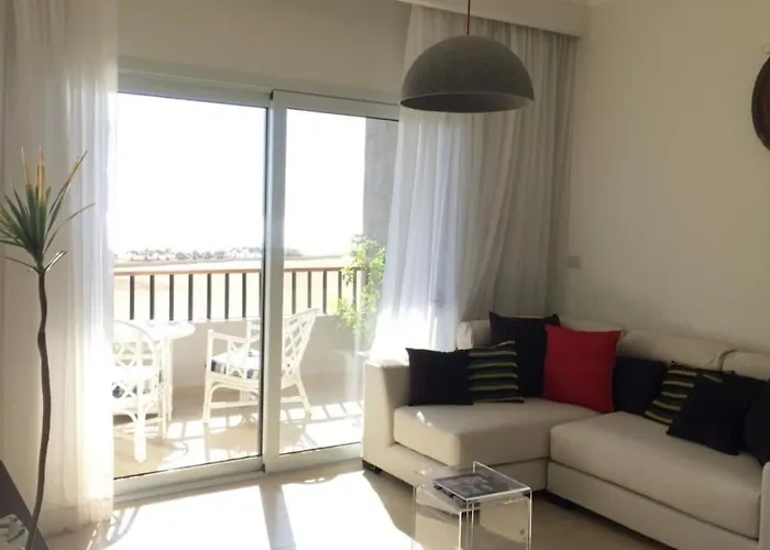 Lovely 1-Bedroom Apartment With Sea View & Pool