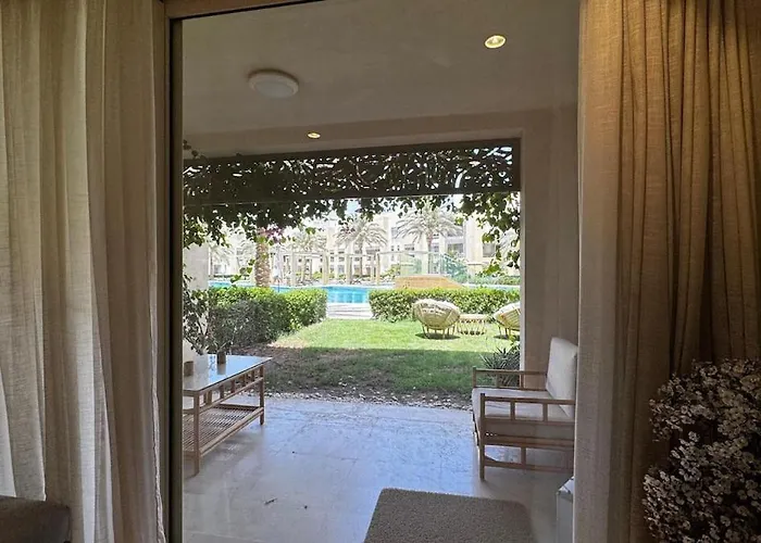 2 Bedroom With A Garden Facing The Pool