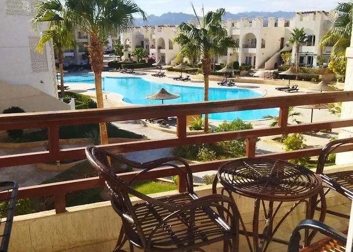 Sunny Lakes Resort 2-Bedroom Apartment With Pool & Mountain View