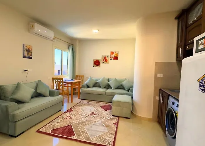 Elegant Apartment With Beach & Pool Access
