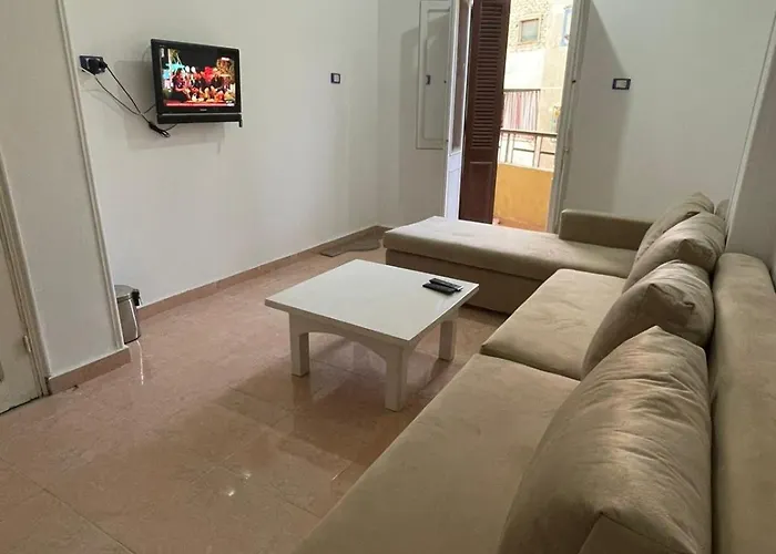 شقه مميزه غرفتين وسط الغردقه بميدان السقاله