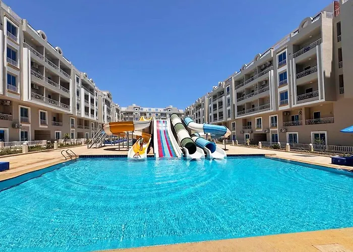 Pool View Apartment Near Airport & Beach