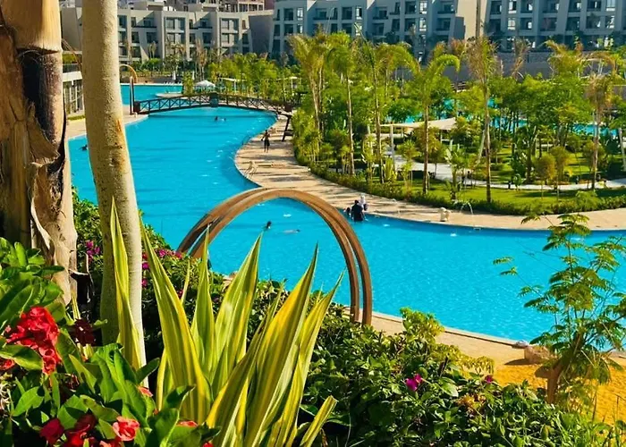 شالية Chalet فندقي للإيجار في منتجع سكاي ستي 4 الجلالة السخنة ارضي بحديقة مطل على بحيرة صناعية عذبة كبيرة اعلى منطقة في جبال الجلالة
