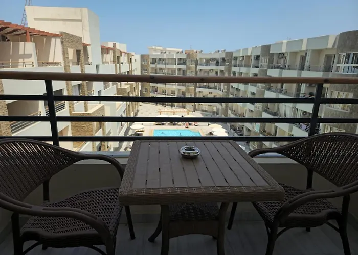 Studio Apartment With Pool View In Alhambra Avenue South