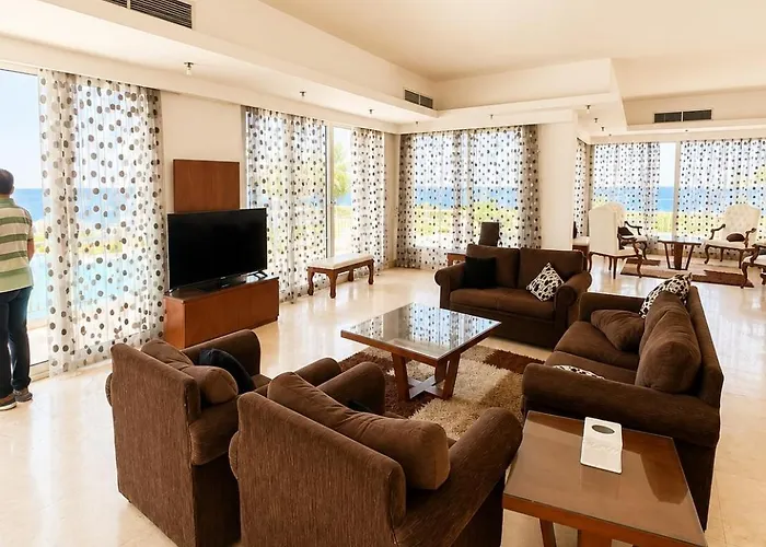 Beachfront Mansion With A Private Pool In Hadaba