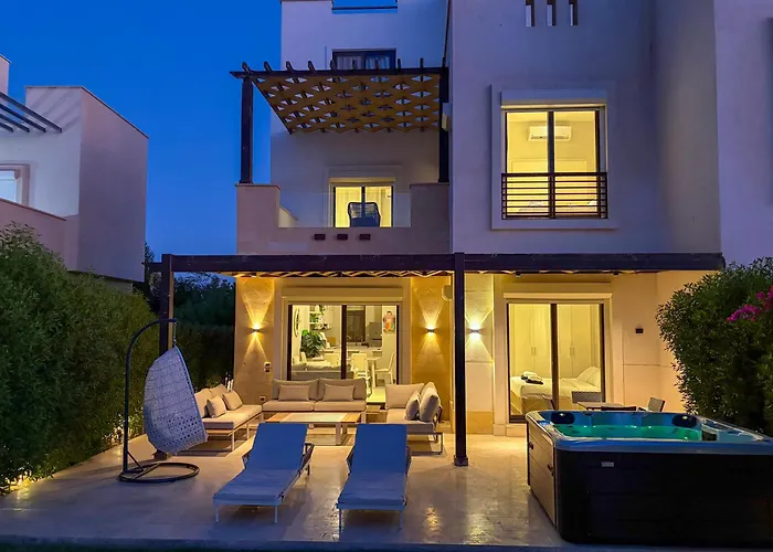 Ollystays-Heated Jacuzzi, Lagoon & Golf, Chic 4Br Townhouse