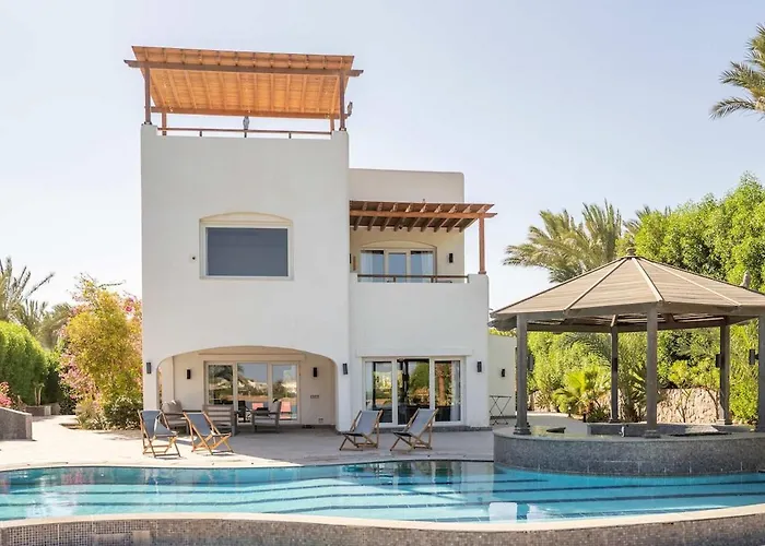 Dream Retreat - Private Beach & Pool -White Villas